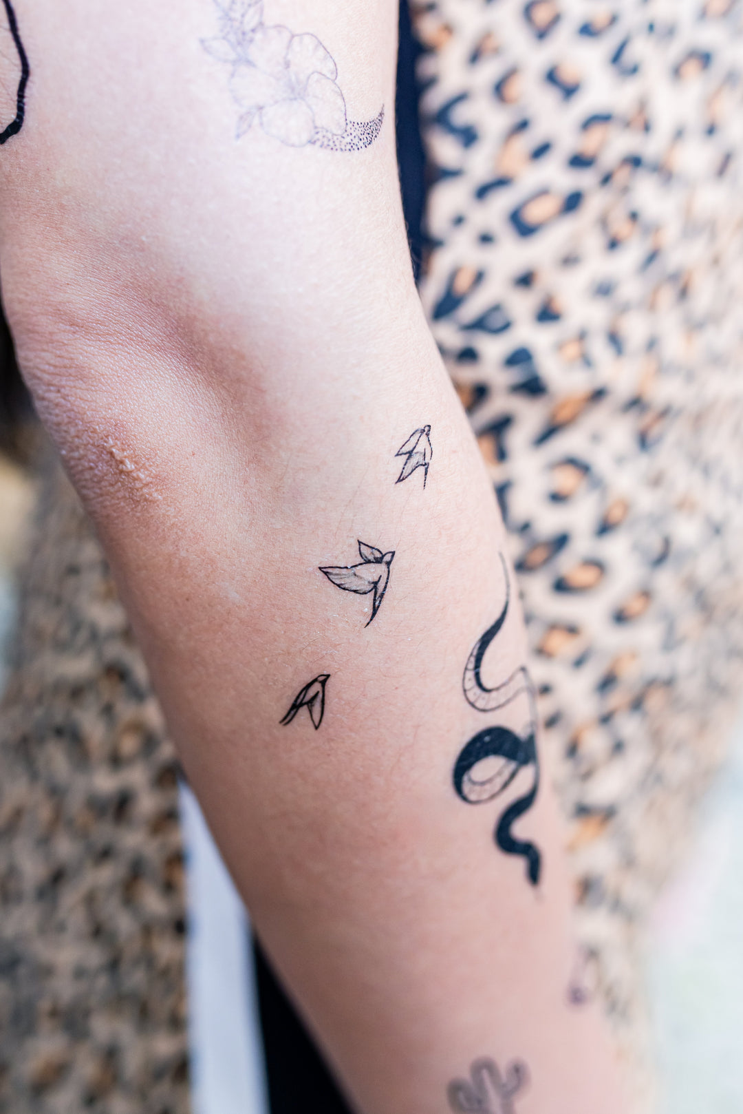 Tatuagem semipermanente no braço como acessório de moda 2026