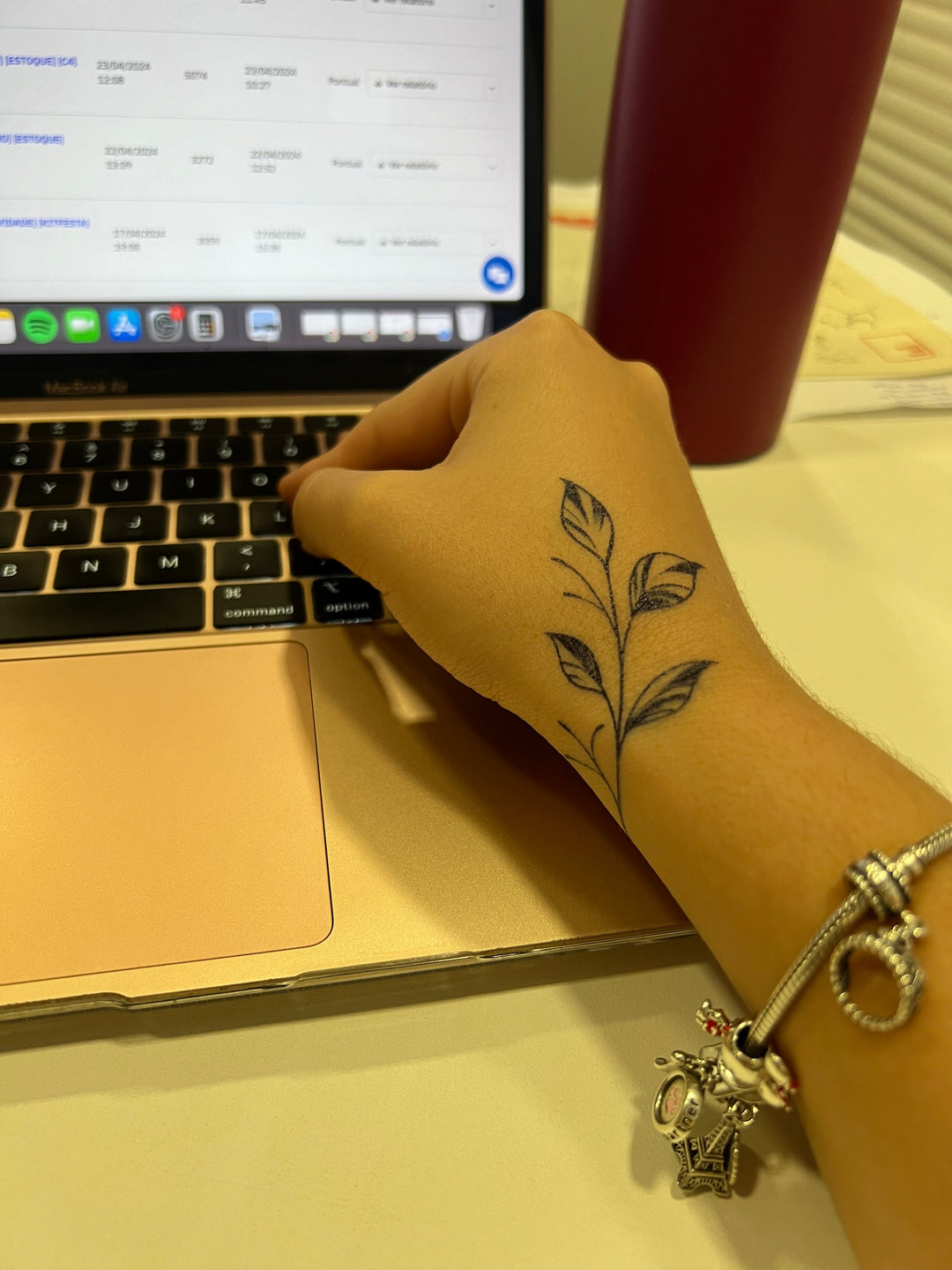 Mae e filha tatuagem semipermanente combinando Dia das Maes 2026