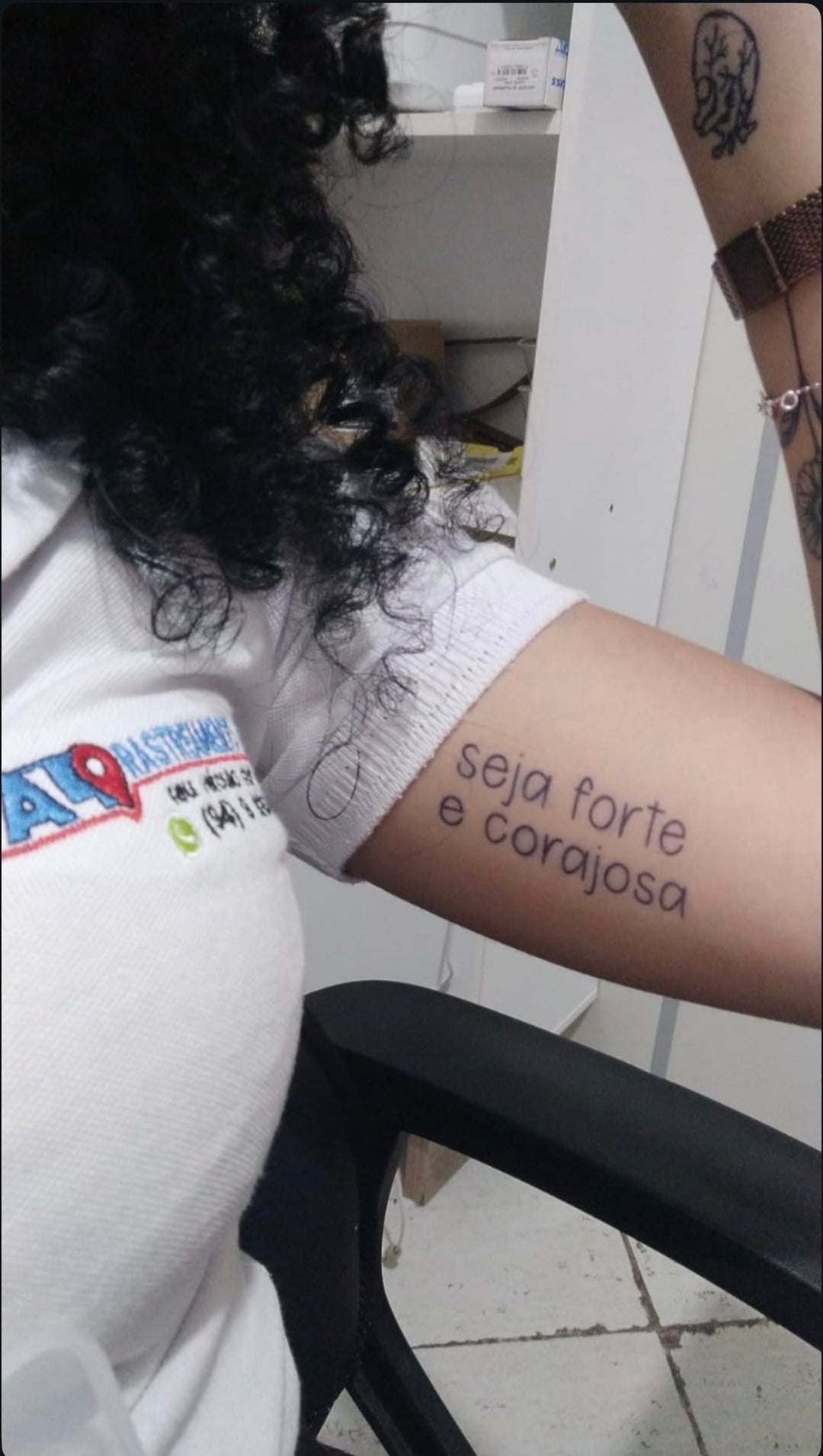 Tatuagem semipermanente delicada de coração coreano no pulso — trend K-pop 2026