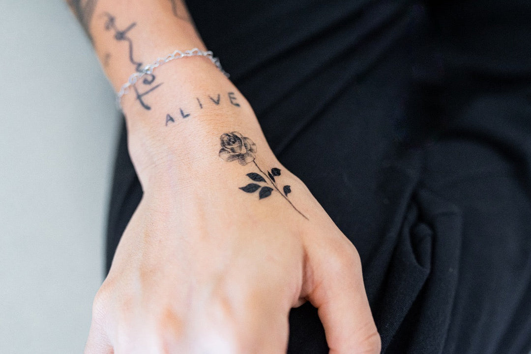 Tatuagem temporária feminina delicada de florzinha na pele — Cole em Mim
