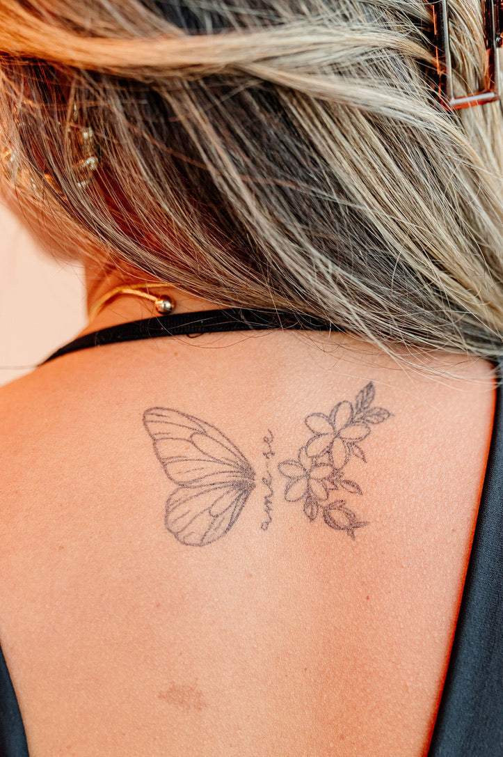 Tatuagem semipermanente Borboleta Ame-se aplicada na pele — parece tatuagem de verdade