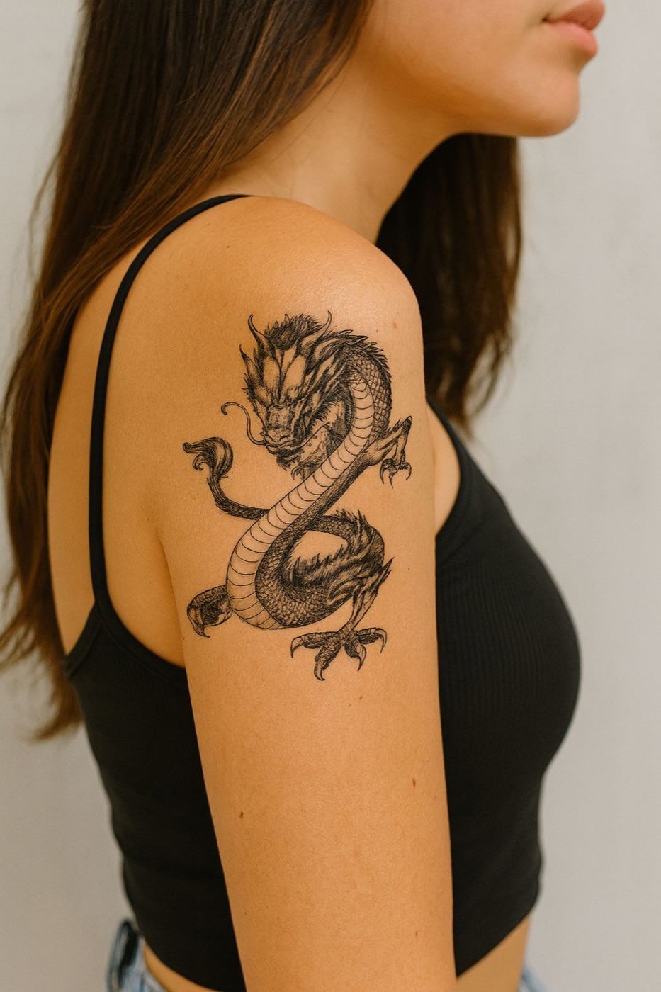 Dragão no ombro — tatuagem temporária Cole em Mim