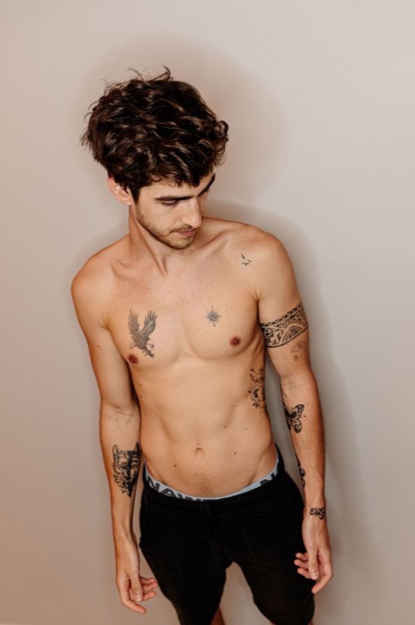 Tattoos masculinas no braço e no peito